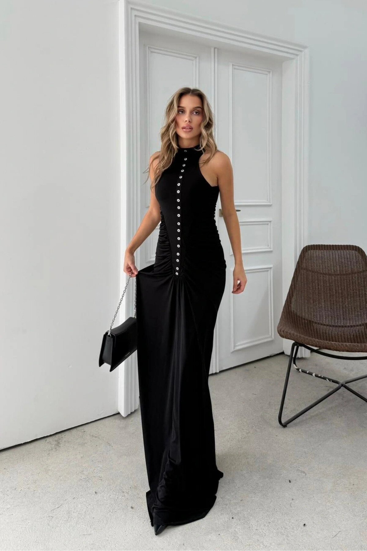 Siyah Uzun Yanları Drapeli Düğme Detaylı Elbise - MOZENA