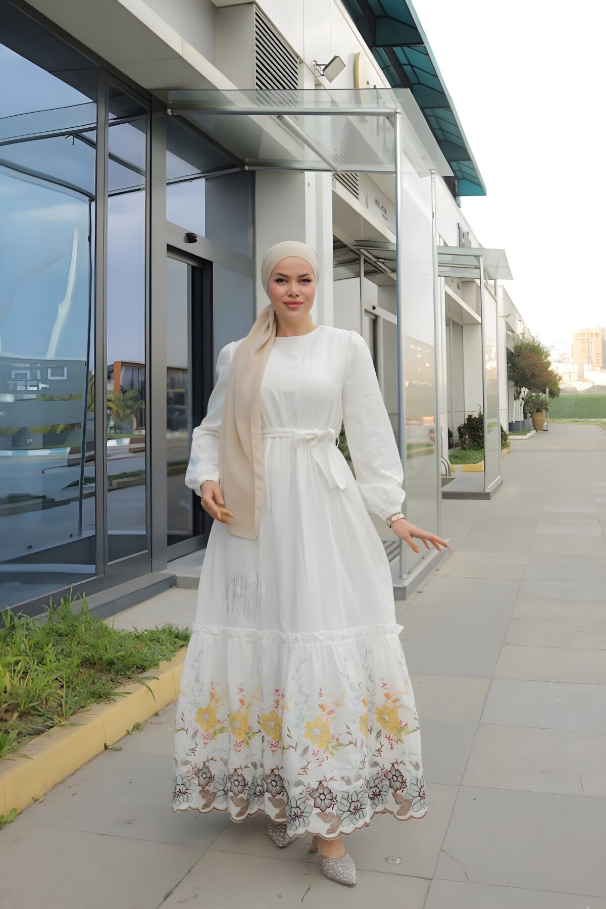 Beyaz Desenli Keten Astarlı Etek Ucu Nakışlı Elbise