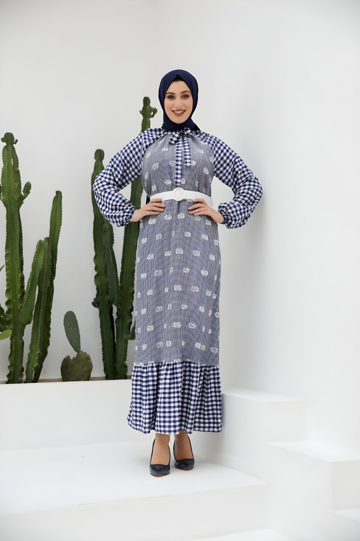 فستان محتشم أزرق كاروهات بأكمام ريجلان مطرز - Nissra