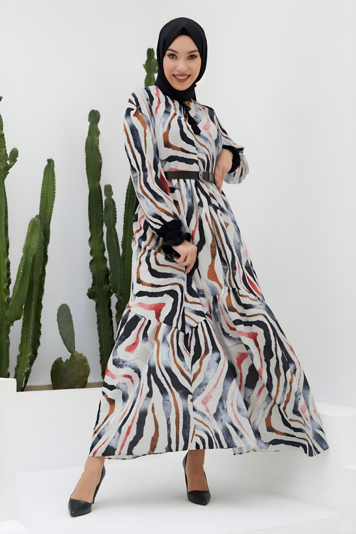 فستان محتشم منقوش أسود بحزام وتفاصيل شراشيب - Nissra