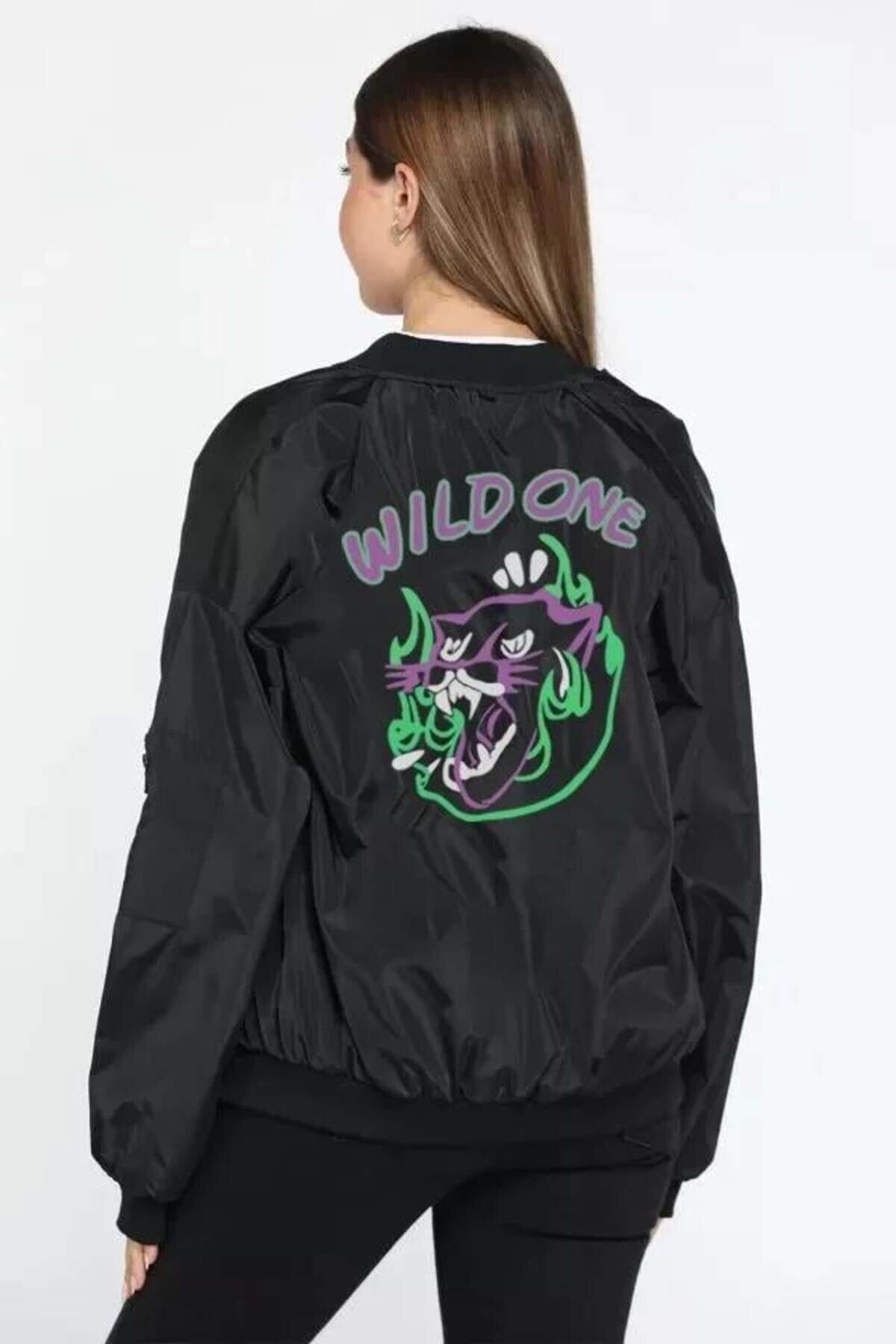 سترة بومبر سوداء أنيقة بقصة واسعة مريحة بطبعة Wild One وبجيوب بسحاب - RAWEA FASHİON