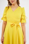 Sarı Midi Kısa Kollu Kruvaze Yaka Kuşaklı Büzgülü Elbise