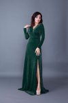 Zümrüt Simli Uzun Kruvaze Yaka Yırtmaçlı Kol Abiye Elbise