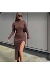 Kahverengi Midi Bodycon Uzun Kollu Yarım Balıkçı Yaka Tek Bacak Yırtmaçlı Elbise