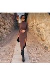 Kahverengi Midi Bodycon Uzun Kollu Yarım Balıkçı Yaka Tek Bacak Yırtmaçlı Elbise
