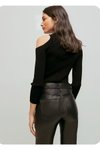 Siyah Esnek Yarım Balıkçı Cut Out Omuz Detay Bluz