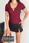 Bordo Kısa Kol V Yaka Aksesuarlı Bluz