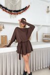 Kahverengi Mini Kayık Yaka Bel Bağlamalı İçi Şortlu Elbise