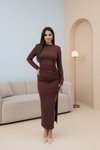 Kahverengi Uzun Sırt Dekolteli Yırtmaçlı Büzgülü Elbise