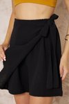 Siyah Mini Yumuşak Dokulu Terletmez Yandan Bağlamalı Müslin Pamuk Şort Etek