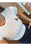 Beyaz Kısa Kollu Bisiklet Yaka Nakışlı Crop Top