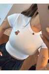 Beyaz Kısa Kollu Bisiklet Yaka Nakışlı Crop Top
