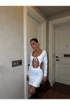Beyaz Mini Uzun Kollu Yırtmaçlı Cut-out Bağlamalı Derin Dekolteli Elbise