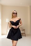 فستان ميني أسود - بكتفين مكشوفين وصدر مزموم