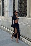 Siyah Uzun Tek Kol Cut Out Tokalı Yırtmaçlı Abiye Elbise
