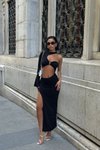 Siyah Uzun Tek Kol Cut Out Tokalı Yırtmaçlı Abiye Elbise