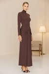 Kahverengi Uzun Yarım Balıkçı Yaka Kendinden Kuşaklı İpek Jarse Abiye Elbise