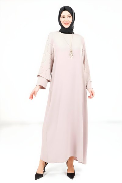 فستان محتشم بيج بأكمام مزينة بفصوص و قلادة