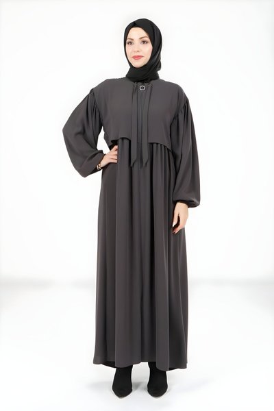 عباية رمادية دخانية بتفاصيل بوليرو وربطة ياقة