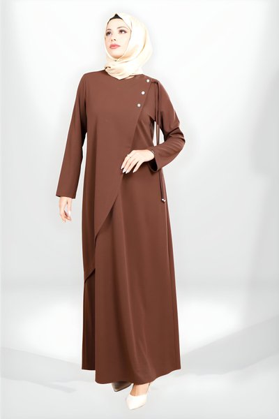 فستان محتشم بني بتفاصيل أربطة على الكتف