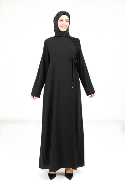 عباية سوداء بتفاصيل ربط جانبي