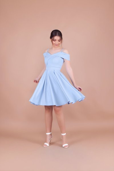 فستان سهرة قصير أزرق فاتح بكسرات بتفصيل الأكتاف المنسدلة