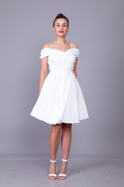 فستان سهرة ميدي كلوش أبيض بطبعة زهور بأكتاف منسدلة وتفاصيل تول