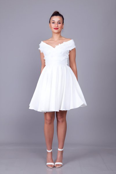 فستان سهرة قصير أبيض بنقشة زهور بياقة قارب وتول