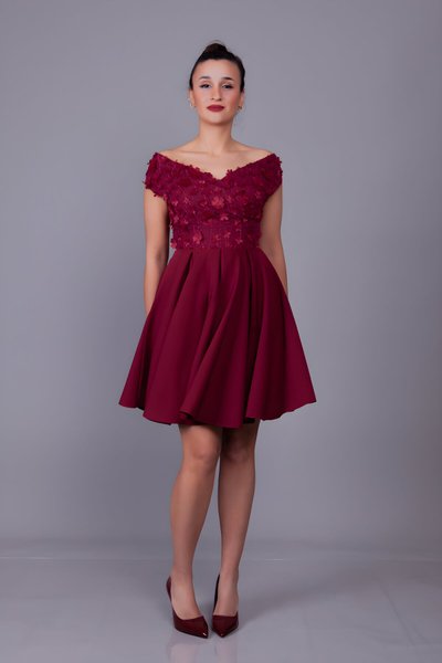 فستان سهرة قصير خمري بطبعة زهور بياقة قارب وتفصيل تول