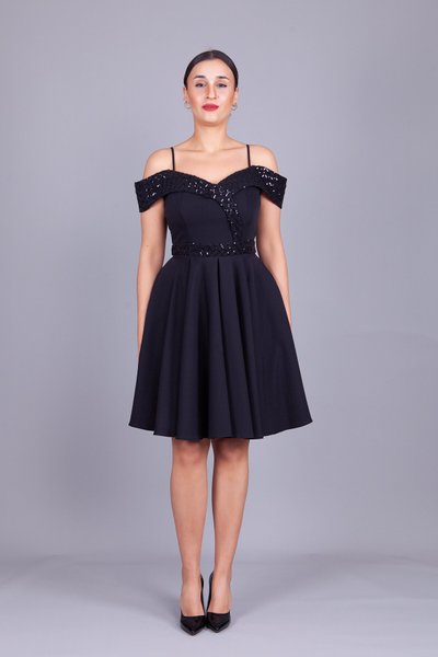 Siyah Kareli Midi Kloş Askılı Düşük Omuz Payet Detay Abiye Elbise