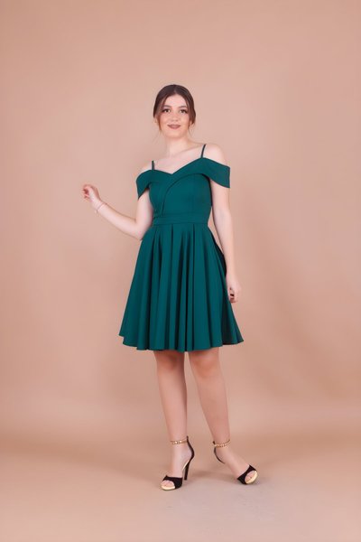 Zümrüt Mini Askılı Pileli Düşük Omuz Detaylı Abiye Elbise