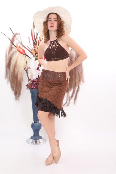 تنورة قصيرة بني بتفاصيل مضفرة بوهو وحزام جلد