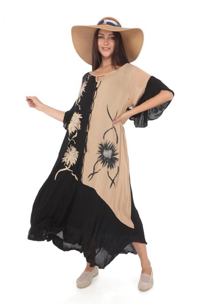 فستان طويل أسود منسدل بأكمام مكشكشة