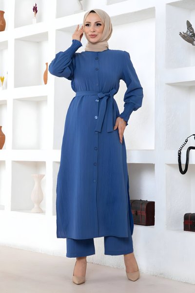 طقم محتشم نيلي بتفاصيل شق مزدوج