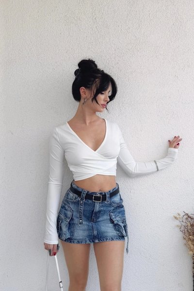 Beyaz Crop Kruvaze Yaka Basic Dalgıç Kumaş Bluz