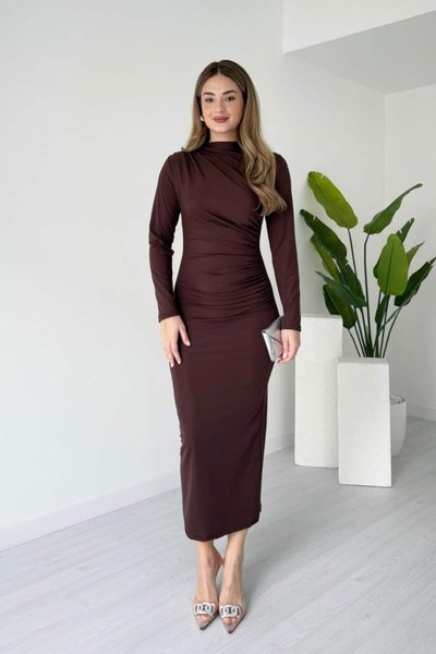 Kahverengi Midi Dalgıç Kumaş Drapeli Arkası Yırtmaçlı Elbise