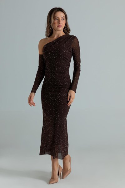 فستان سهرة طويل بني من التول بكتف واحد مزين بالكريستال