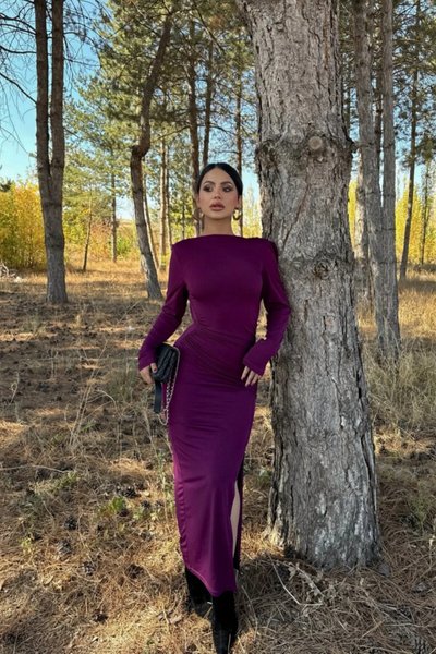 فستان قصة سمكة طويل بنفسجي داكن بياقة منسدلة وفتحة جانبية