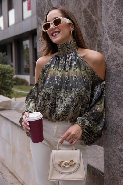 بلوزة شيفون خضراء مطبوعة بياقة قائمة وفتحة كتف