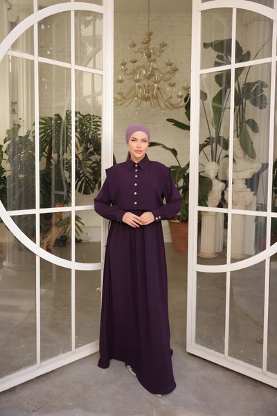 فستان محتشم من حرير المدينة لون البرقوق بتفصيل مريلة