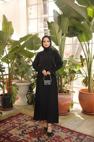 فستان محتشم أسود بتنورة بليسيه