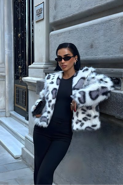 جاكيت فاخر بياقة فرو بنقشة فهد أبيض ورمادي