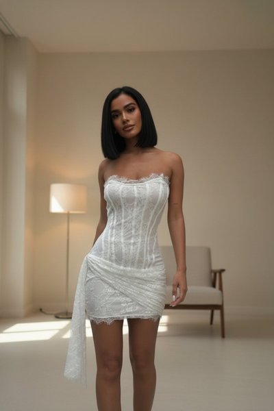 فستان سهرة قصير أبيض بدون أكتاف بتفاصيل كورسيه وربط خلفي