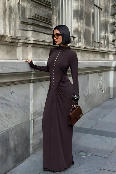 فستان سهرة بأكمام طويلة بني مكشكش بياقة هالتر وتفاصيل أزرار