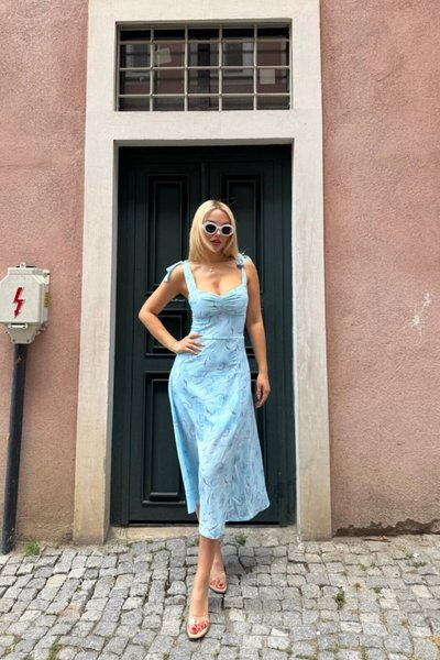 Mavi Çiçek Desenli Midi Omuz Bağlamalı Büzgü Detaylı Elbise