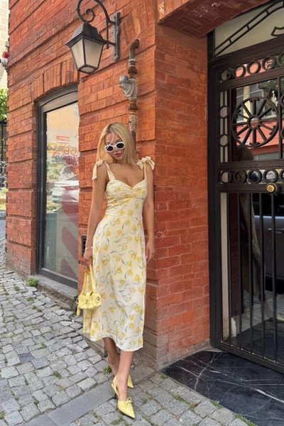 Sarı Çiçek Desenli Midi Astarlı Omuz Bağlamalı Büzgü Detaylı Elbise