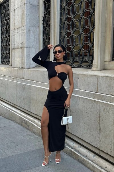 فستان سهرة طويل أسود بفتحة وقصات وذراع واحدة وإبزيم