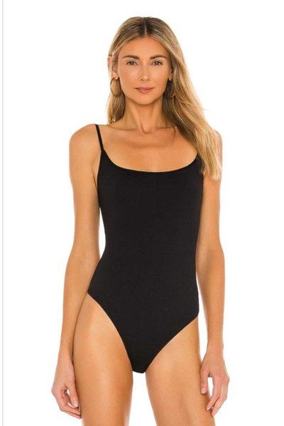 بودي سوت جيرسي حريري أسود بأشرطة متقاطعة وظهر مكشوف