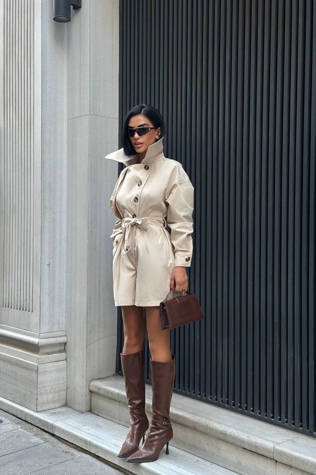 Bej Premium Kemerli Düğme Detaylı Şortlu Tulum Trençkot Bej Premium Kemerli Düğme Detaylı Şortlu Tulum Trençkot