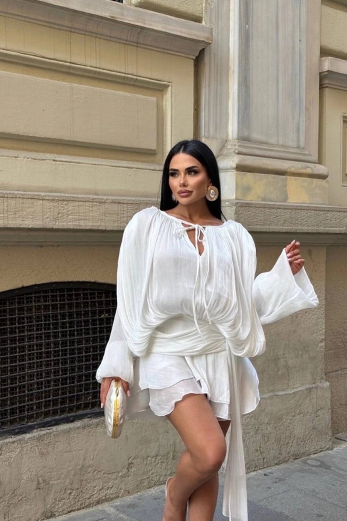 Beyaz Şifon Uzun Kollu Mini Şortlu Volanlı Kuşak Detaylı Elbise - VİSKALİ